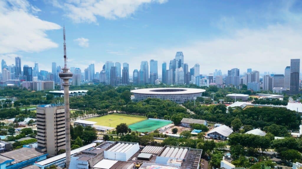 JAKARTA - Indonesien. March 12, 2018: Gebäude des indonesischen Fernsehsenders und Senayan-Stadionkomplex mit Jakarta-Stadtbild im Hintergrund (Foto Depositphotos.com)