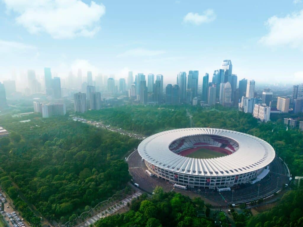 JAKARTA - Indonesien. 14. September 2022: Luftaufnahme des Jakarta International Stadium (JIS) mit Wolkenkratzer am nebligen Morgen in Nord-Jakarta, Indonesien