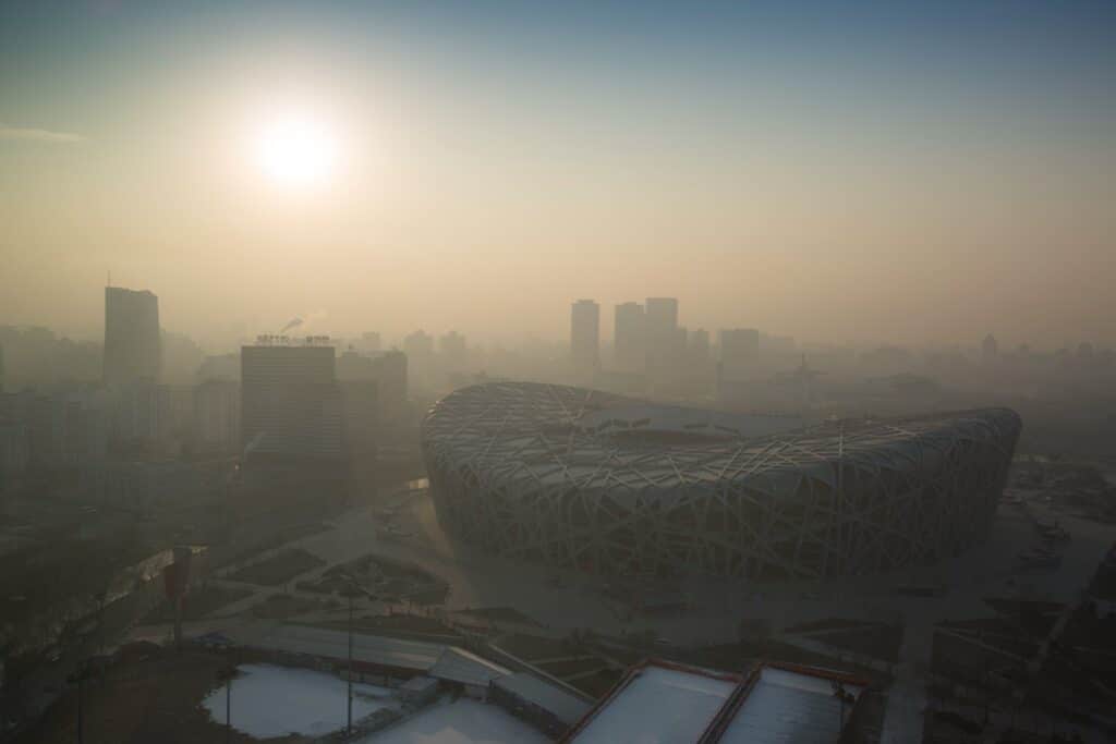 Das Nationalstadion, auch bekannt als das Vogelnest, ist im dichten Smog in Peking, China, am 17. Dezember 2016 nur vage zu erkennen. Foto Depositphotos.com